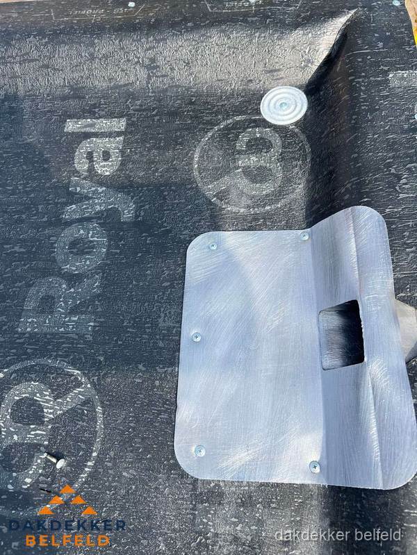 Dakdoorvoer met metalen afvoerplaat op bitumen dak in Belfeld Dakdoorvoer met metalen afvoerplaat op bitumen dak in Belfeld