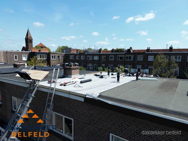 Dakdekkers aan het werk op plat dak in Belfeld Dakdekkers aan het werk op plat dak in Belfeld