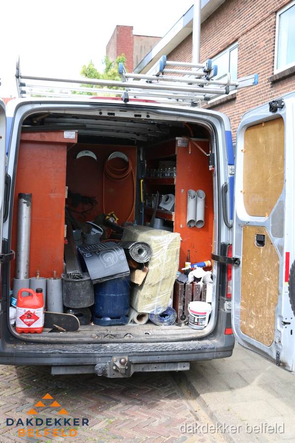 Bedrijfsbus van dakdekker met gereedschap en materialen in Belfeld Bedrijfsbus van dakdekker met gereedschap en materialen in Belfeld