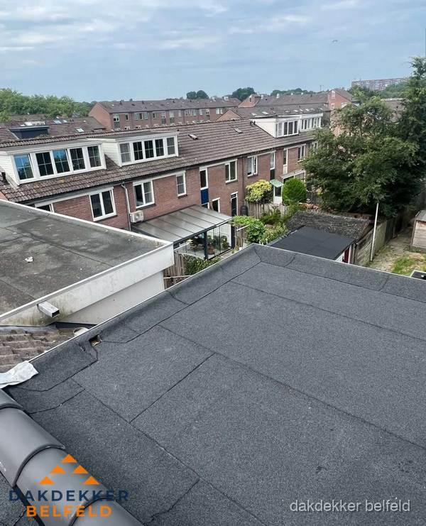 Vernieuwd plat dak met bitumen in woonwijk in Belfeld Vernieuwd plat dak met bitumen in woonwijk in Belfeld