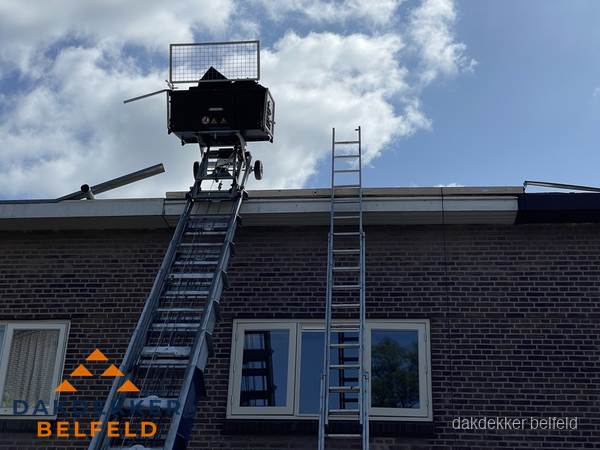 Ladderlift en ladder bij woning voor dakinspectie in Belfeld Ladderlift en ladder bij woning voor dakinspectie in Belfeld