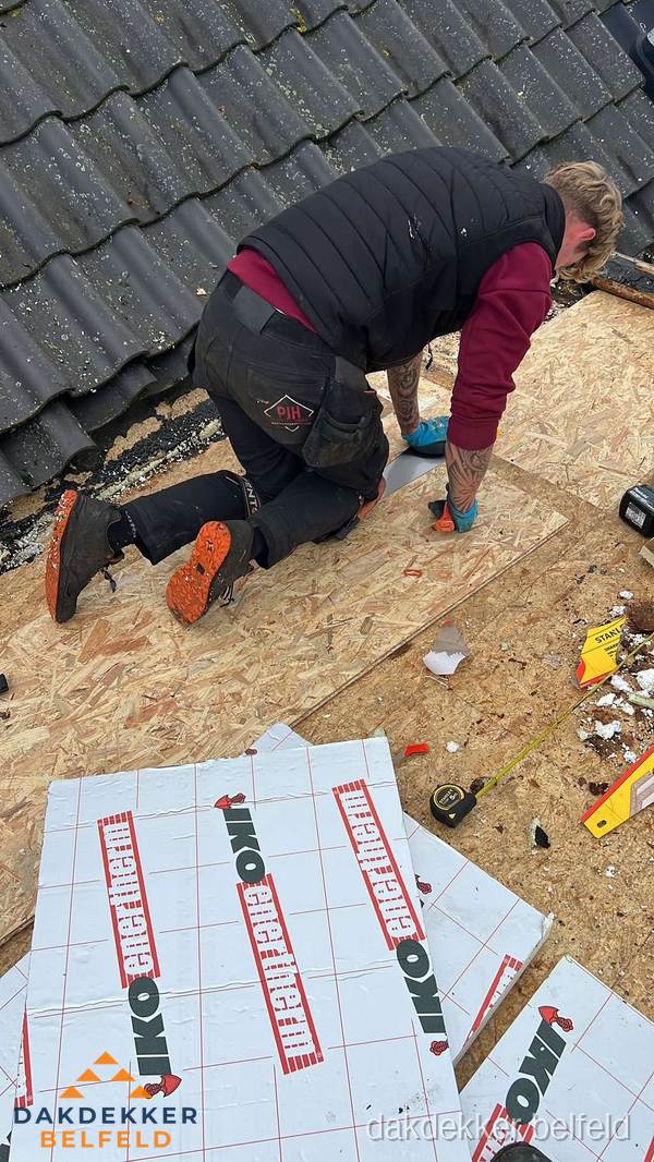 Dakdekker plaatst PIR-isolatieplaten op plat dak in Belfeld Dakdekker plaatst PIR-isolatieplaten op plat dak in Belfeld