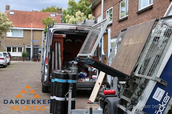Dakdekkersbusje met materiaal en ladderlift voor dakpannen vervangen in Belfeld Dakdekkersbusje met materiaal en ladderlift voor dakpannen vervangen in Belfeld